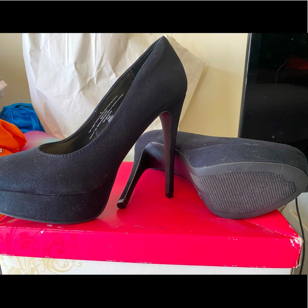 Never worn!! All black heel